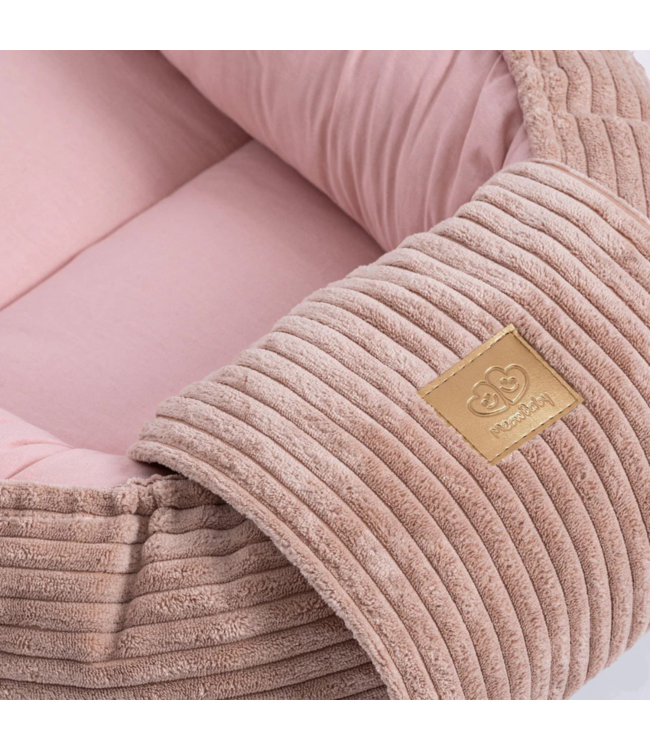 Babynestje van corduroy stof in roze – zacht en comfortabel voor je kleintje
