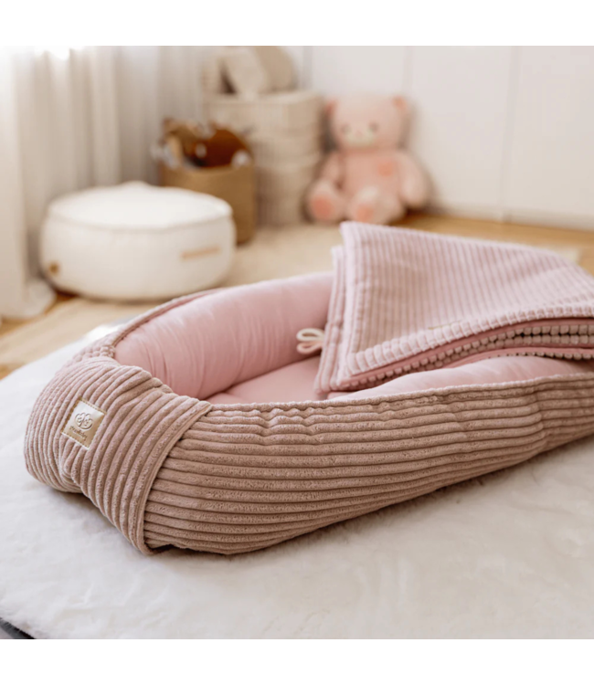 Babynestje van corduroy stof in roze – zacht en comfortabel voor je kleintje