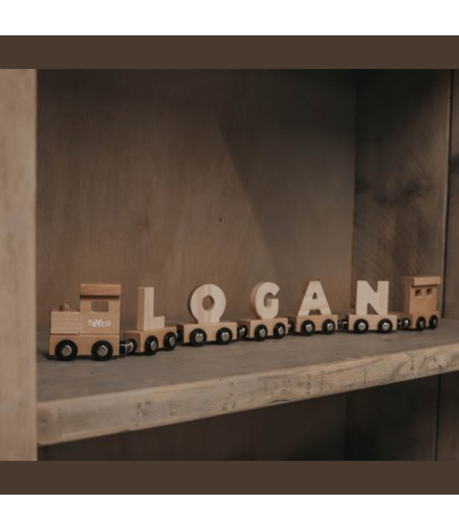 Houten lettertrein in naturel hout – losse letter O om de naam compleet te maken
