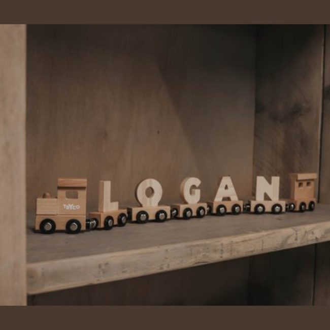 Houten lettertrein in naturel hout – losse letter Z om de naam compleet te maken