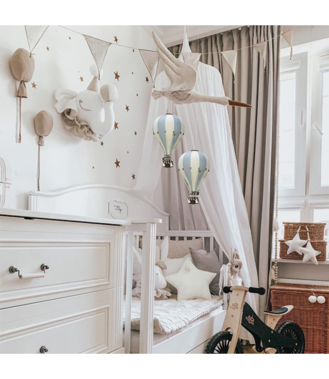 Decoratieve luchtballon in crème- en mintkleuren voor een sfeervol interieur