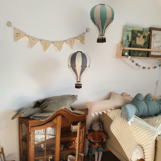 Decoratieve luchtballon maat L in mint en beige – unieke wanddecoratie voor de kinderkamer