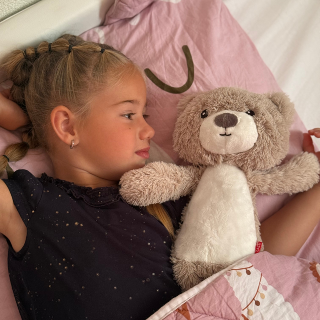 Slaaptrainer Brody beer in taupe helpt kinderen een gezond slaapritme te ontwikkelen en rustig te slapen
