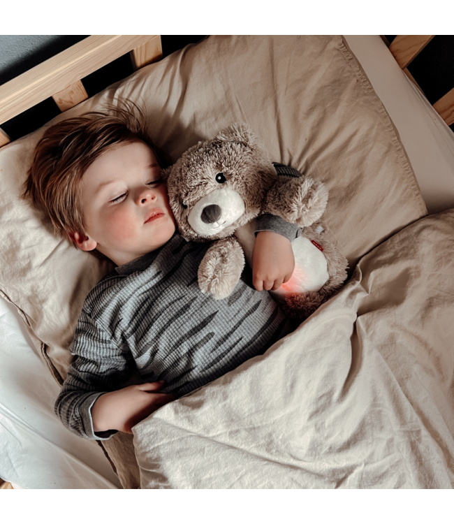 Slaaptrainer Brody beer in taupe helpt kinderen een gezond slaapritme te ontwikkelen en rustig te slapen