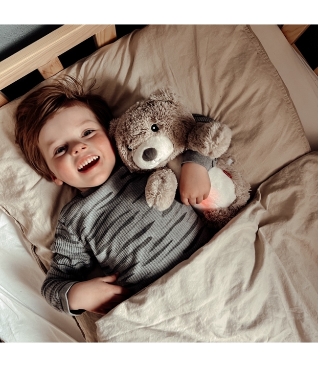 Slaaptrainer Brody beer in taupe helpt kinderen een gezond slaapritme te ontwikkelen en rustig te slapen
