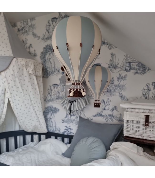 Decoratieve luchtballon in crème- en mintkleuren voor een sfeervol interieur