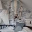 Decoratieve luchtballon in crème- en mintkleuren voor een sfeervol interieur