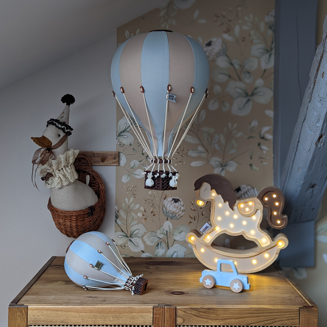 Ballon décoratif taille S beige/bleu clair – Accessoire fait main par Super Balloon