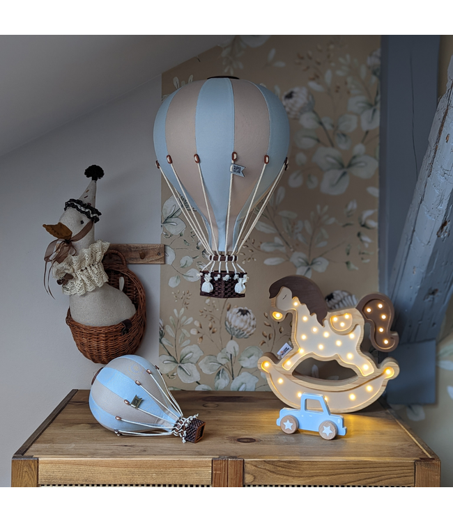 Decoratieve luchtballon maat M beige/lichtblauw – Handgemaakt accessoire van Super Balloon