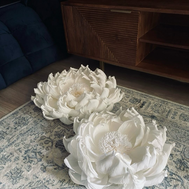 Unieke grote handgemaakte bloem voor aan de muur, perfect als decoratie.