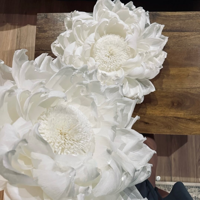 Unieke grote handgemaakte bloem voor aan de muur, perfect als decoratie.