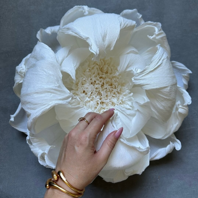 Unieke grote handgemaakte bloem voor aan de muur, perfect als decoratie.