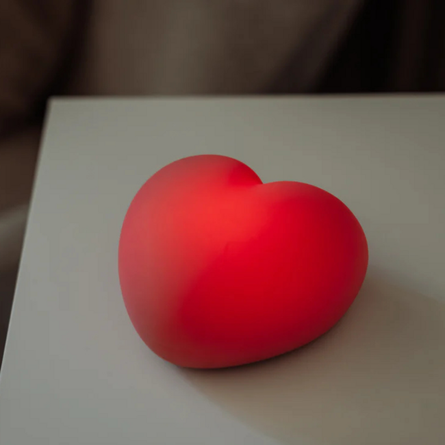 Veilleuse en forme de cœur en dusty pink – lumière blanche et rouge douce, contrôle tactile et batterie rechargeable pour tétées nocturnes