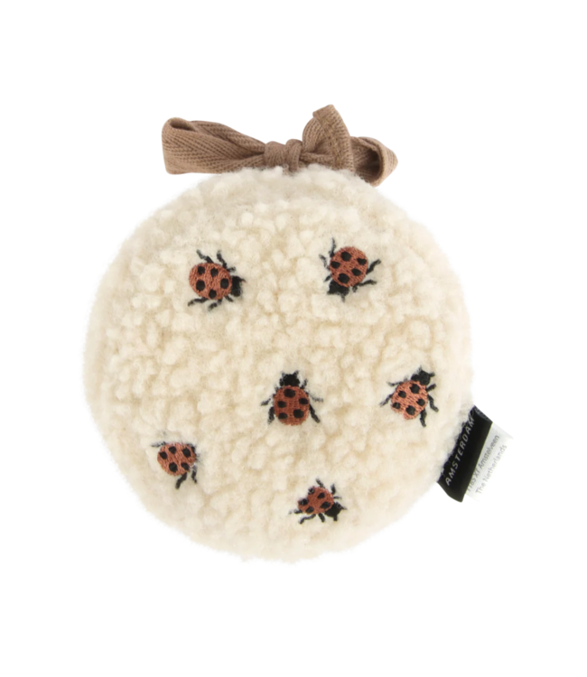 Comforter on the Go lieveheerstbeestjes – Knuffel met muziekdoosje voor onderweg, hartslag & witte ruis, makkelijk aan Maxi Cosi of kinderwagen