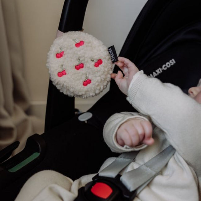 Comforter on the Go Cerises – Peluche avec boîte à musique pour voyager