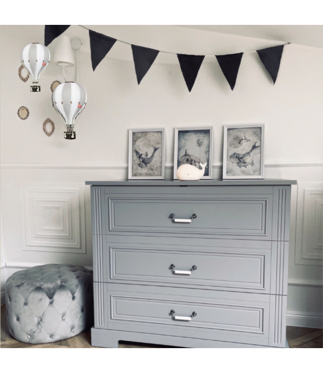 Luchtballon decoratie wit en lichtgrijs voor een sfeervolle kinderkamer