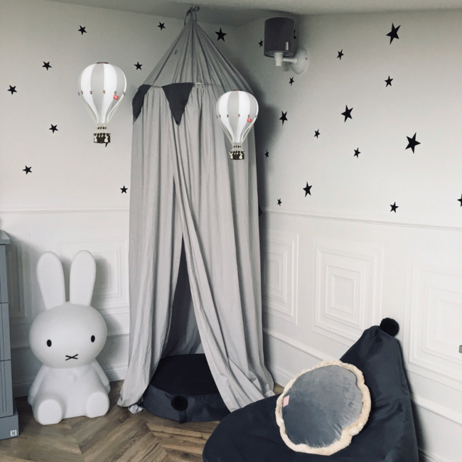 Montgolfière déco blanc et gris clair pour une chambre d’enfant chaleureuse