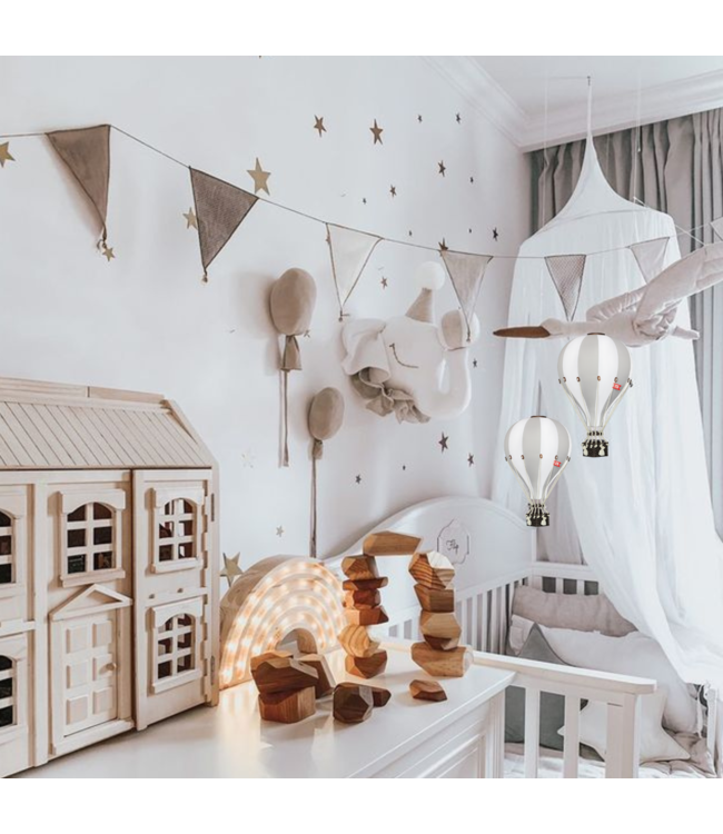 Luchtballon decoratie wit en lichtgrijs voor een sfeervolle kinderkamer
