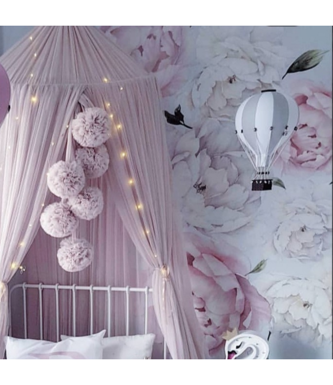 Luchtballon decoratie wit en lichtgrijs voor een sfeervolle kinderkamer