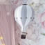 Montgolfière déco blanc et gris clair pour une chambre d’enfant chaleureuse