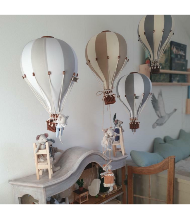 Luchtballon decoratie wit en lichtgrijs voor een sfeervolle kinderkamer
