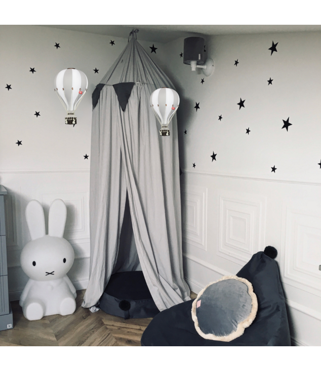 Luchtballon decoratie wit en lichtgrijs voor een sfeervolle kinderkamer