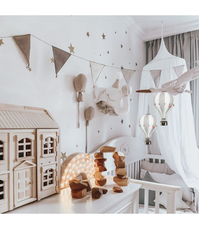 Luchtballon decoratie wit en lichtgrijs voor een sfeervolle kinderkamer