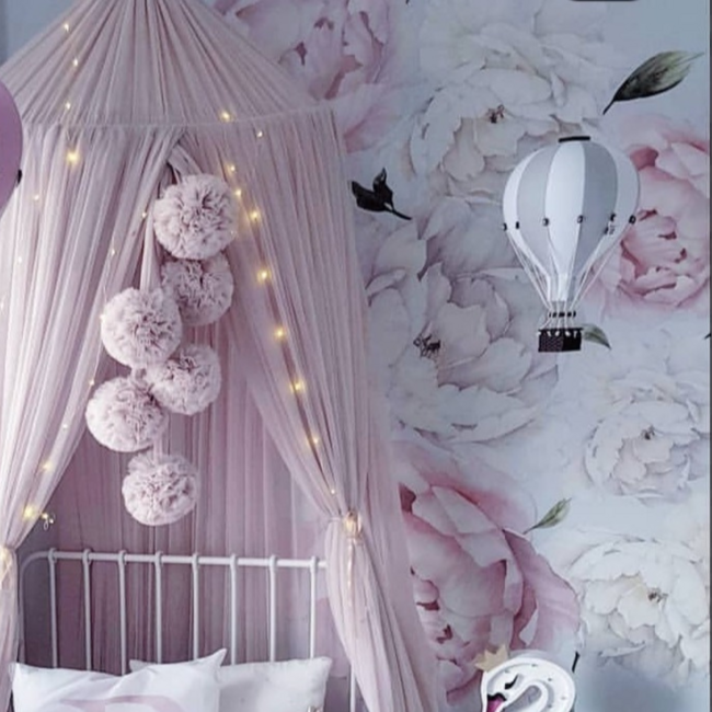 Montgolfière déco blanc et gris clair pour une chambre d’enfant chaleureuse