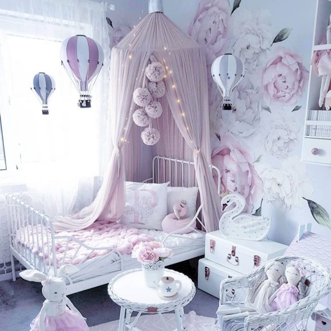 Heißluftballon Deko Weiß und Hellgrau für eine stimmungsvolle Kinderzimmer