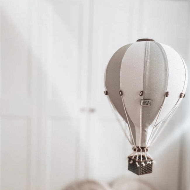 Heißluftballon Deko Weiß und Hellgrau für eine stimmungsvolle Kinderzimmer