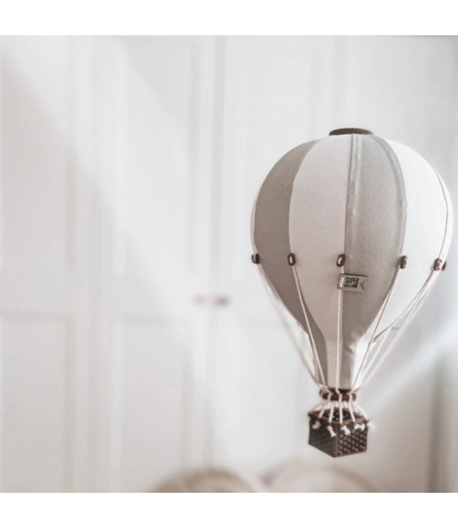 Luchtballon decoratie wit en lichtgrijs voor een sfeervolle kinderkamer