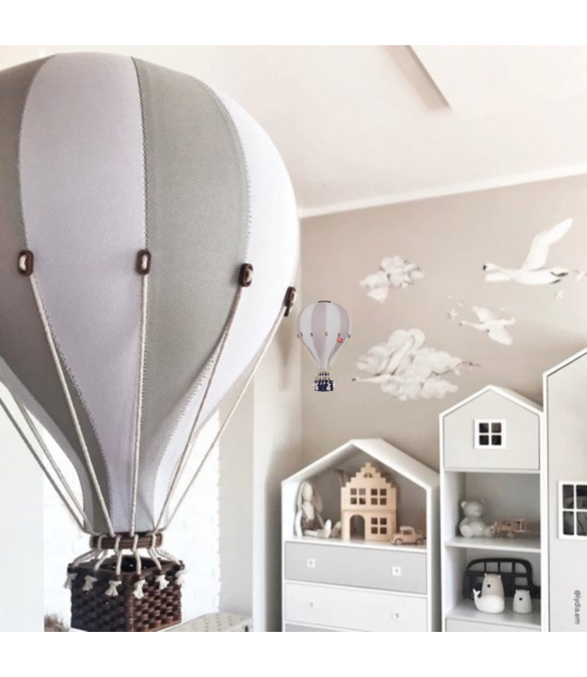 Luchtballon decoratie wit en lichtgrijs voor een sfeervolle kinderkamer