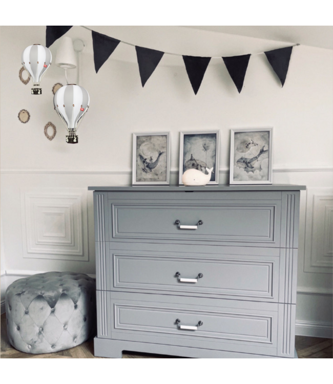 Luchtballon decoratie wit en lichtgrijs voor een sfeervolle kinderkamer