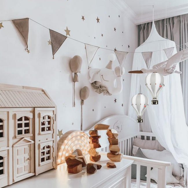 Heißluftballon Deko Weiß und Hellgrau für eine stimmungsvolle Kinderzimmer