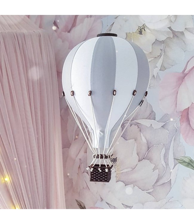 Luchtballon decoratie wit en lichtgrijs voor een sfeervolle kinderkamer