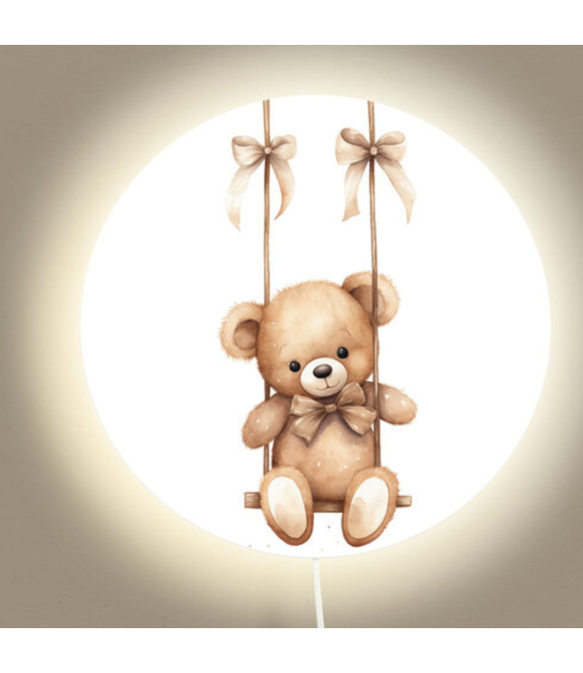 Wandlamp – schattig beertje op een schommel voor een dromerige kinderkamer
