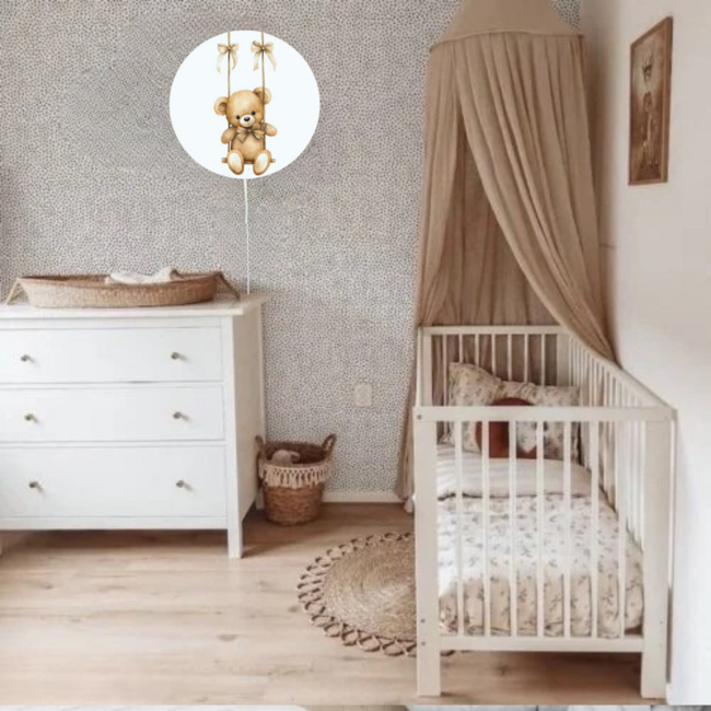 Lampe murale – ourson sur la balançoire pour une chambre d’enfant poétique