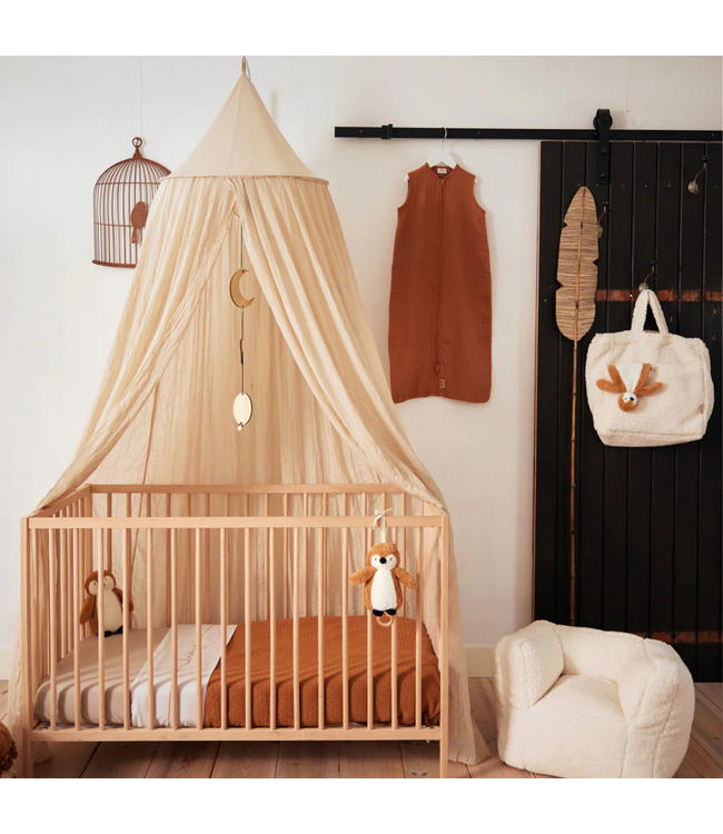 Klamboe Vintage in warme nougatkleur, stijlvol voor de kinderkamer