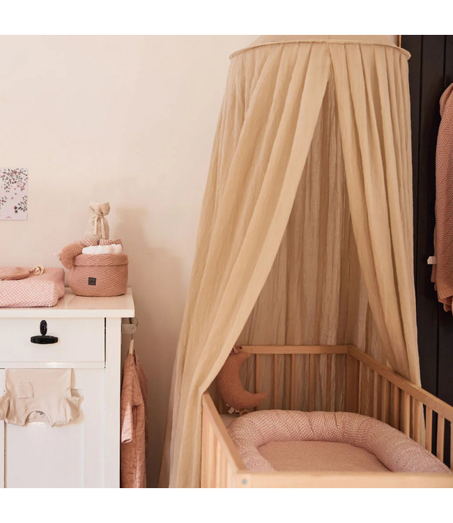 Klamboe Vintage in warme nougatkleur, stijlvol voor de kinderkamer