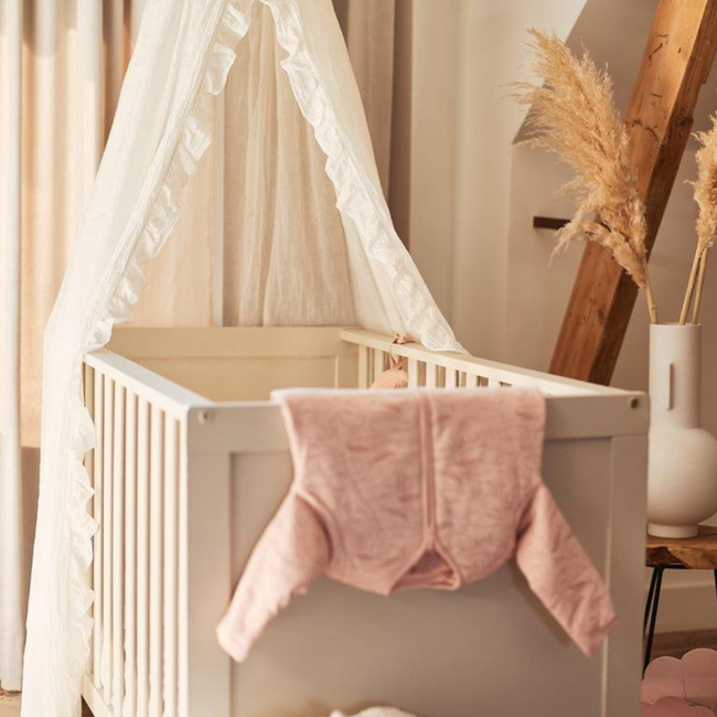 Vintage klamboe met ruches van luchtig katoen in de kleur Ivory