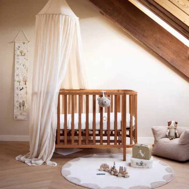 Kinderfauteuil van zachte teddy stof in warme zandkleur