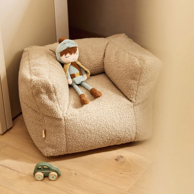 Kinderfauteuil van zachte teddy stof in warme zandkleur