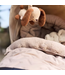 Zachte en stijlvolle voetenzak voor buggy of kinderwagen – Embossed Milky Coffee