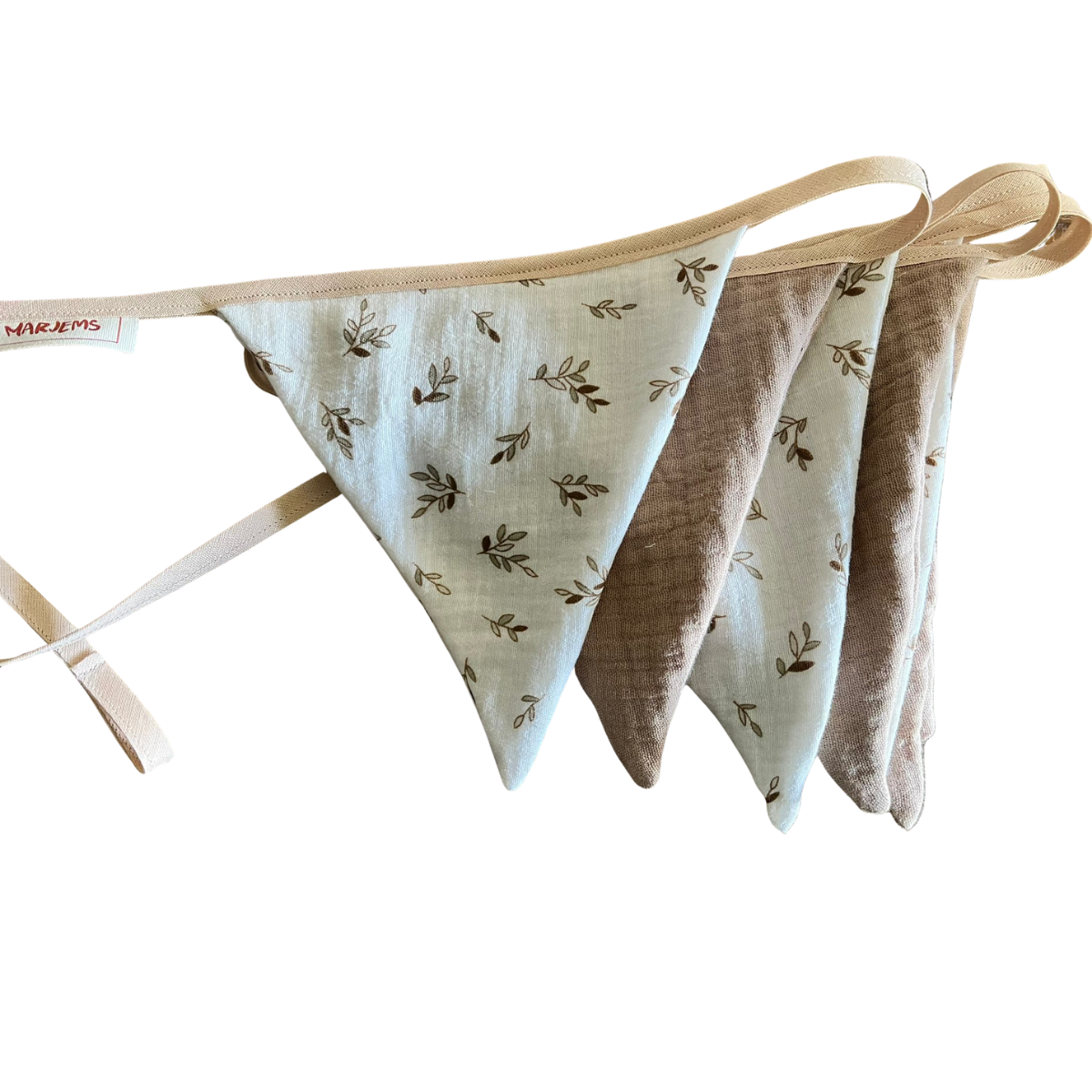 https://cdn.webshopapp.com/shops/353549/files/486290798/handgemaakte-vlaggenlijn-beige-met-takjesprint.png