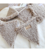 Handgemaakte vlaggenlijn van teddy stof in taupe – warme en zachte decoratie voor de kinderkamer