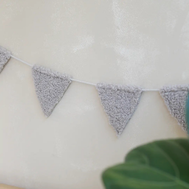 Guirlande faite main en tissu teddy taupe – décoration douce et chaleureuse pour la chambre d’enfant