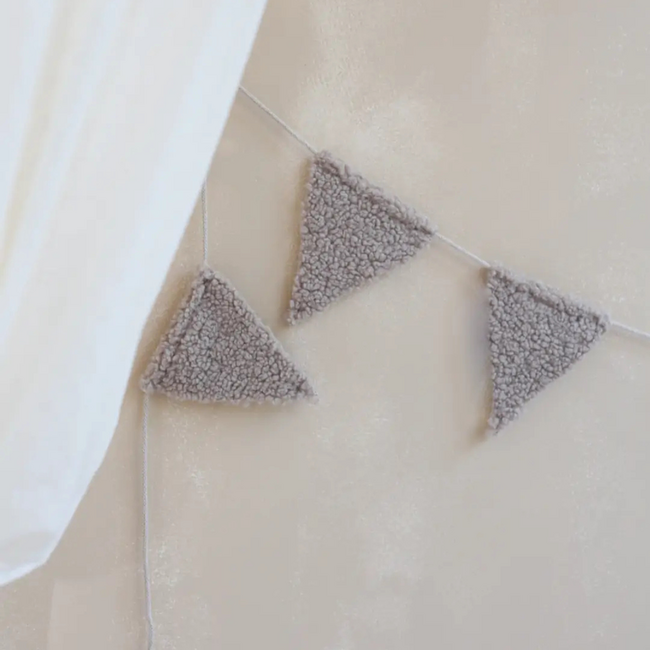 Handgemaakte vlaggenlijn van teddy stof in taupe – warme en zachte decoratie voor de kinderkamer