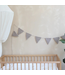 Handgemaakte vlaggenlijn van teddy stof in taupe – warme en zachte decoratie voor de kinderkamer