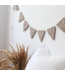 Handgemaakte vlaggenlijn van teddy stof in taupe – warme en zachte decoratie voor de kinderkamer