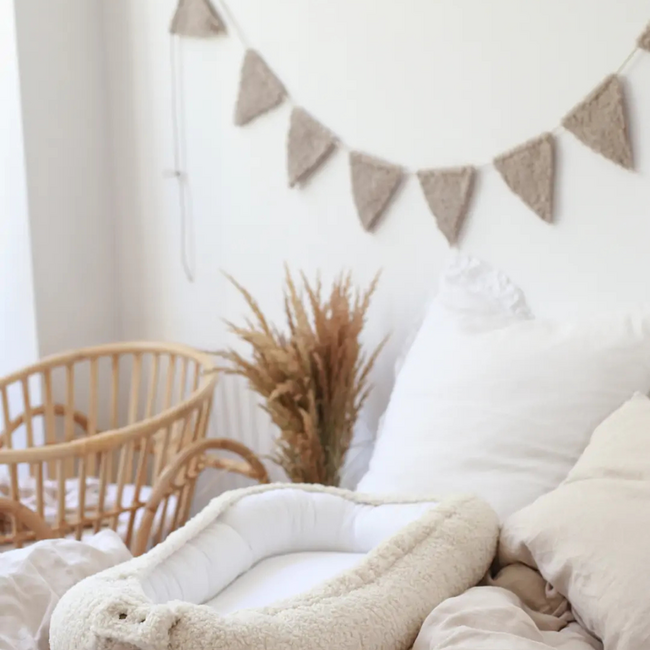 Handgefertigte Wimpelkette aus Teddy-Stoff in Taupe – warme und weiche Dekoration fürs Kinderzimmer